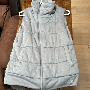 North vase vest
